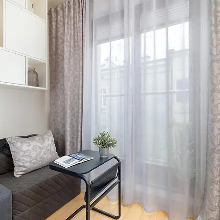 Przytulny Apartament Z Parkingiem I Biurkiem Przy Kazimierzu W Krakowie By Renters شقة
