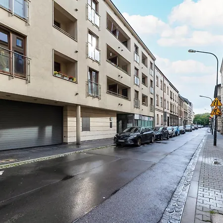 Przytulny Apartament Z Parkingiem I Biurkiem Przy Kazimierzu W Krakowie By Renters Cracovia