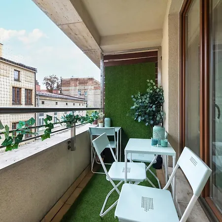 Przytulny Apartament Z Parkingiem I Biurkiem Przy Kazimierzu W Krakowie By Renters * Краков