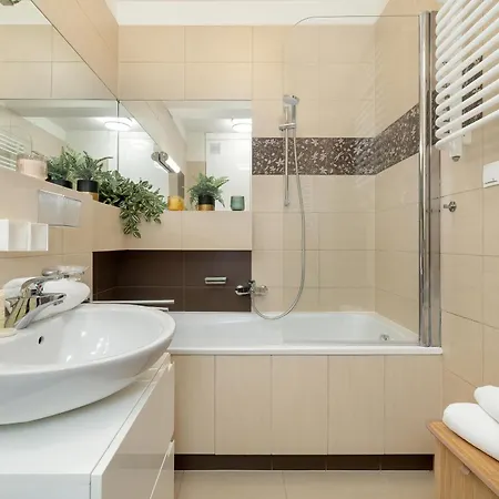 Przytulny Apartament Z Parkingiem I Biurkiem Przy Kazimierzu W Krakowie By Renters *