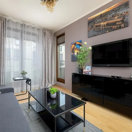 Przytulny Apartament Z Parkingiem I Biurkiem Przy Kazimierzu W Krakowie By Renters Krakow