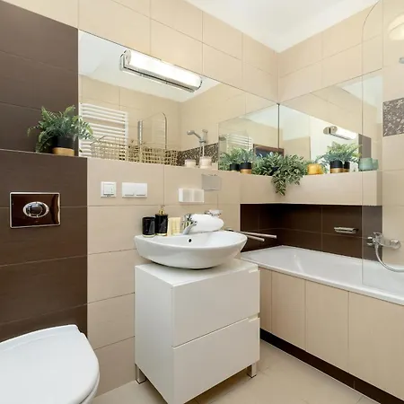 Apartment Przytulny Apartament Z Parkingiem I Biurkiem Przy Kazimierzu W Krakowie By Renters Krakow
